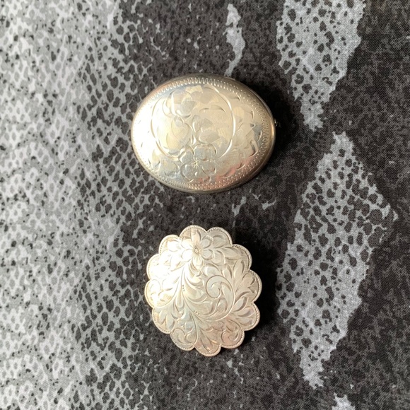 2x Sterling Silver Brooches - Engraved Flower & Leaves - Picture 3 of 10